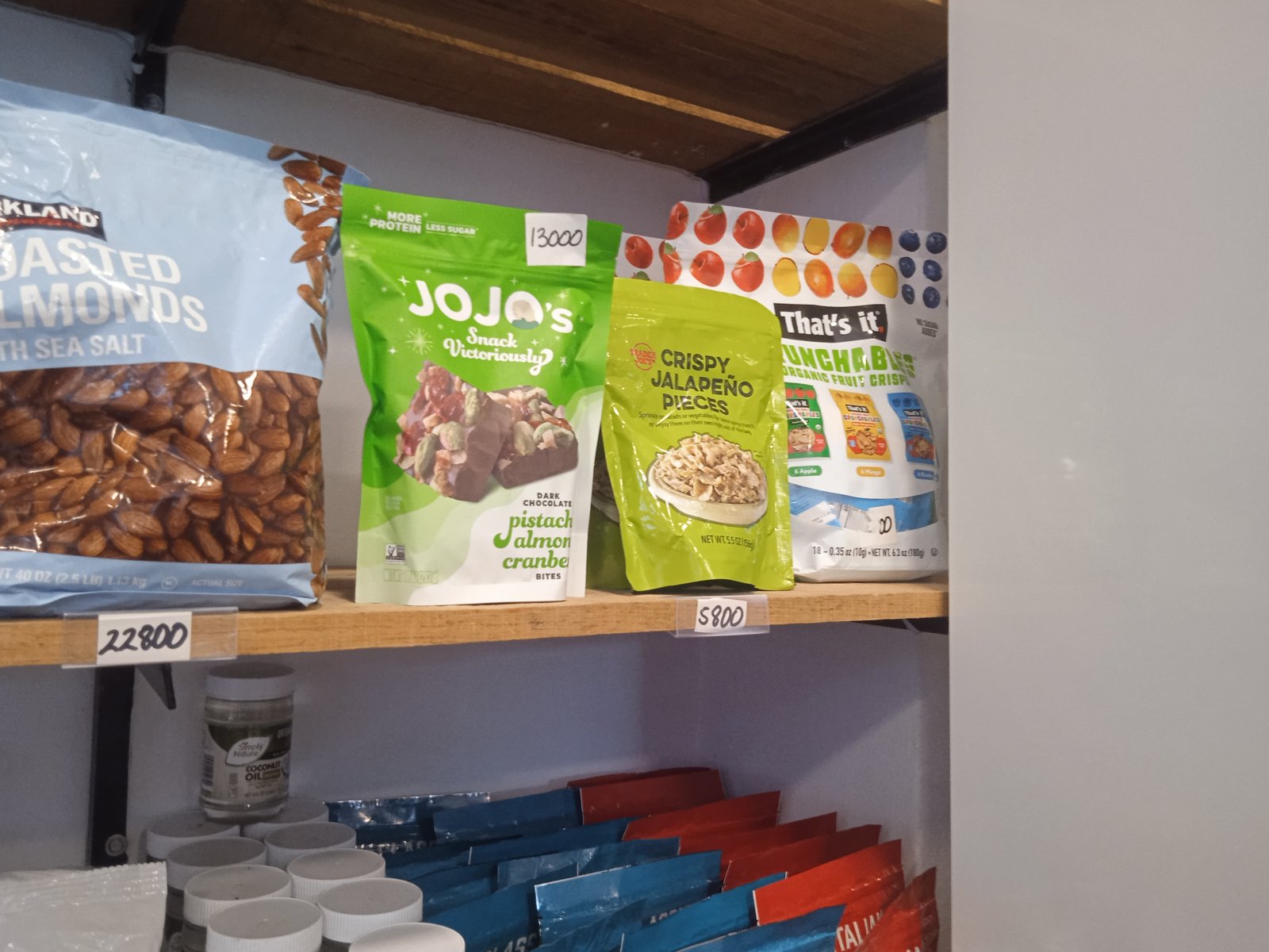 Chocolate JOJO’s con pistacho, almendra y arándano